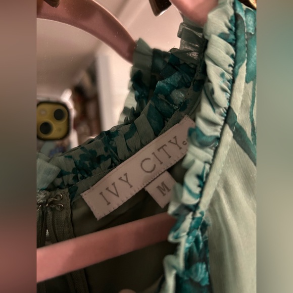 Ivy City Co Geneva Dress in Bright Green in Medium - Picture 4 of 4